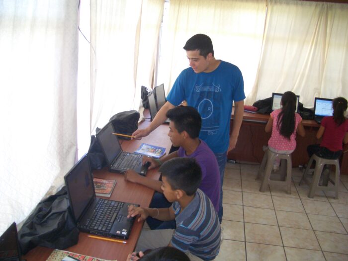 Niños utilizando computadoras e internet
