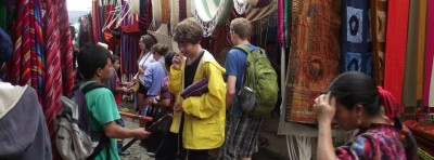 Estudiantes comprando en el mercado de Chichicastenango,Guatemala.
