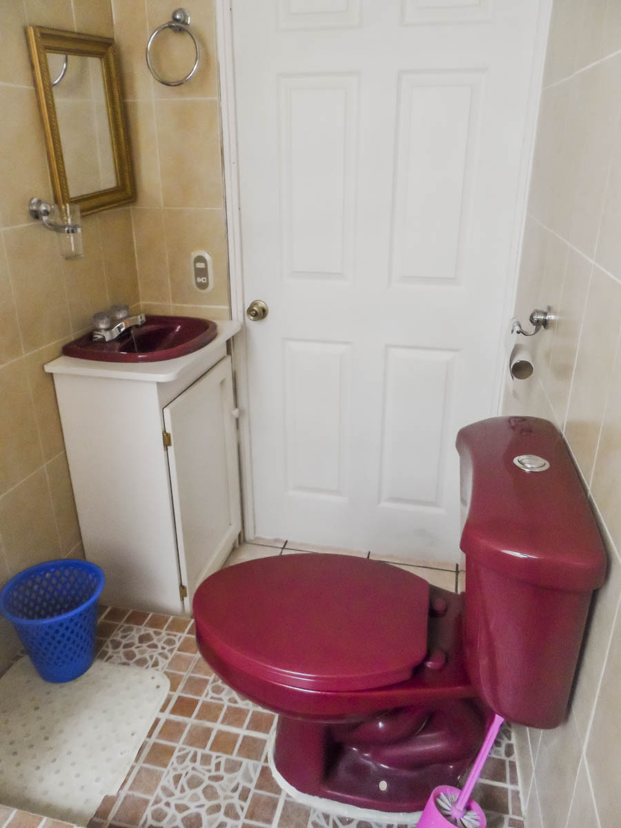 studio-rent-quetzaltenango-bathroom