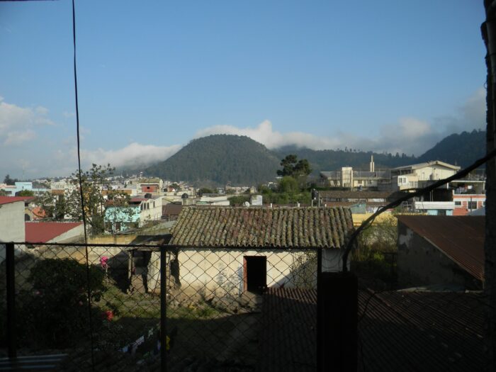 Vista a las montañas desde el apartamento #3B