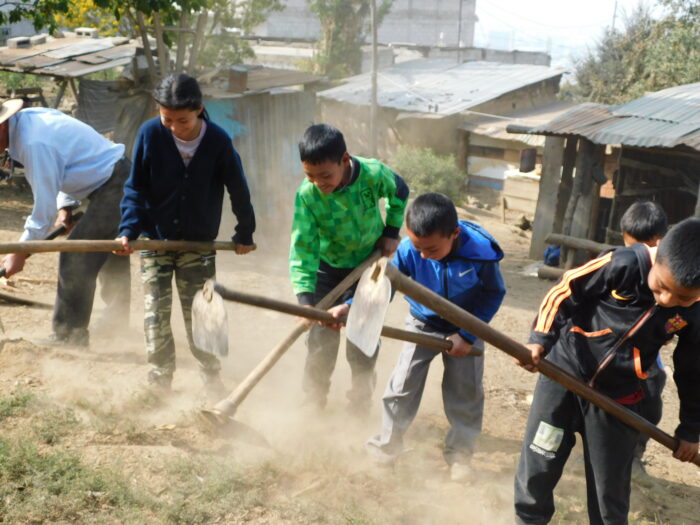 Niños ayudando a sus padres con las tareas del hogar