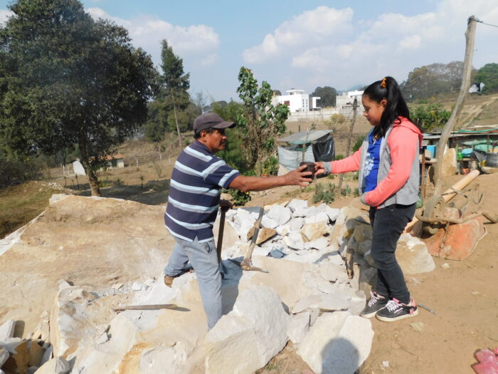Niños ayudando a sus padres con las tareas del hogar