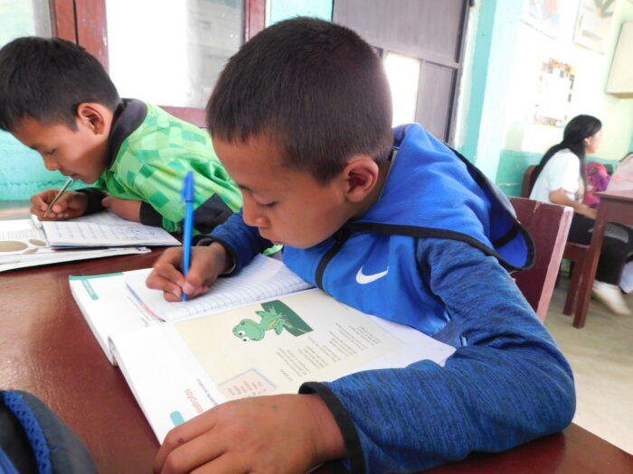 Niños haciendo sus tareas escolares